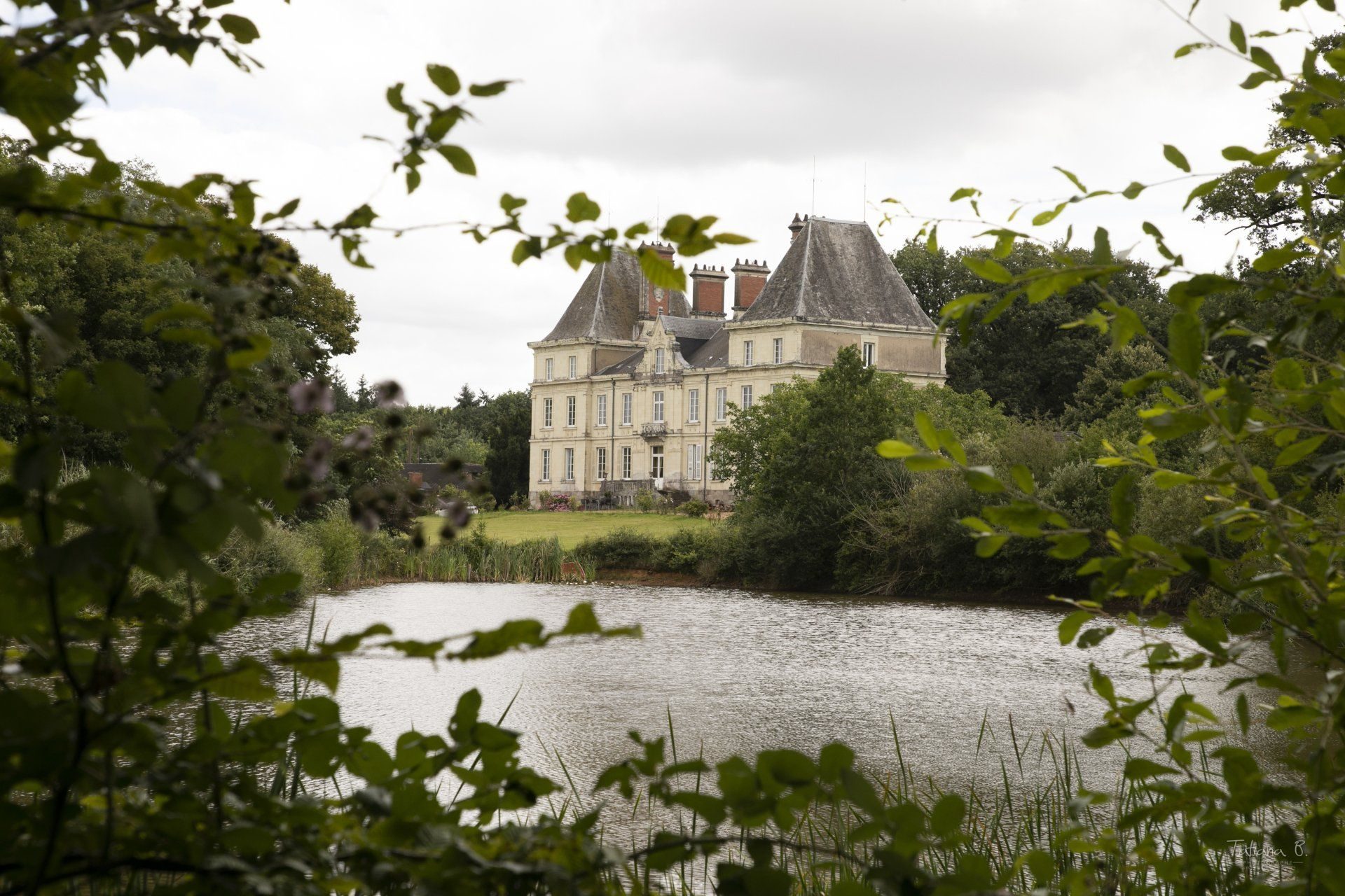 Le Château l'Escale vu depuis l'étang, retour de randonnée à Vair-sur-Loire