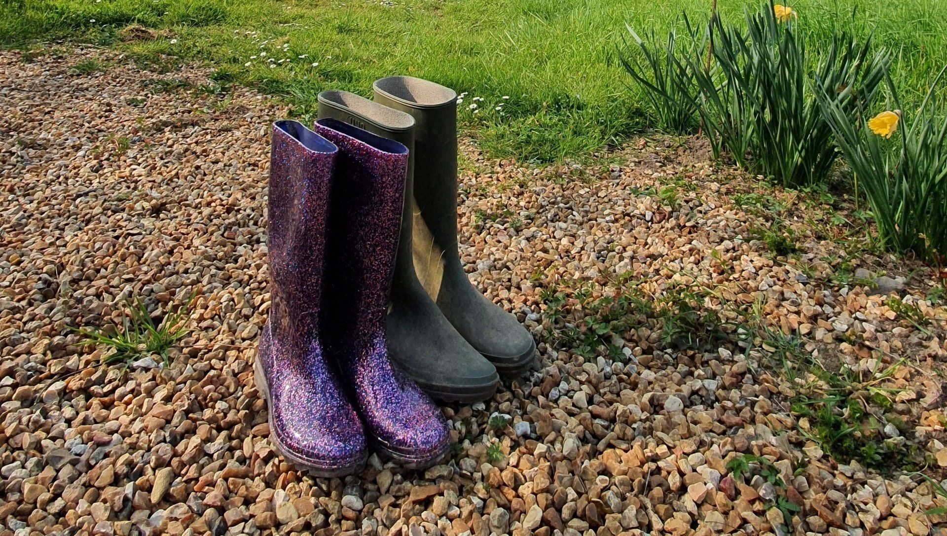 Bottes de pluie prêtes pour une randonnée au départ du Château l'Escale