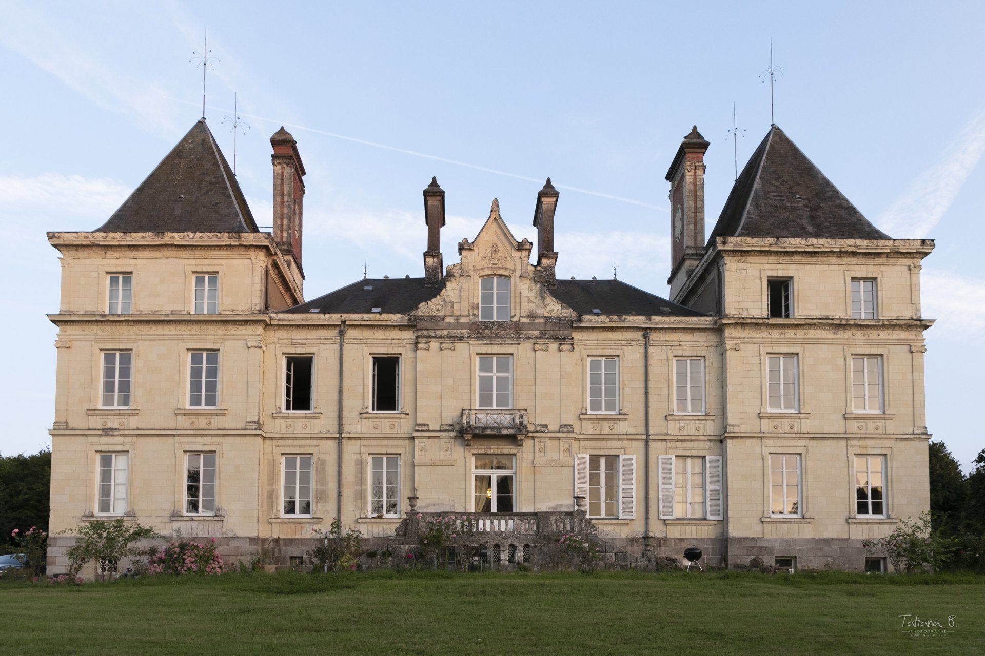 La façade en pierre de tuffeau du Château l'Escale, Saint-Herblon à Vair-sur-Loire