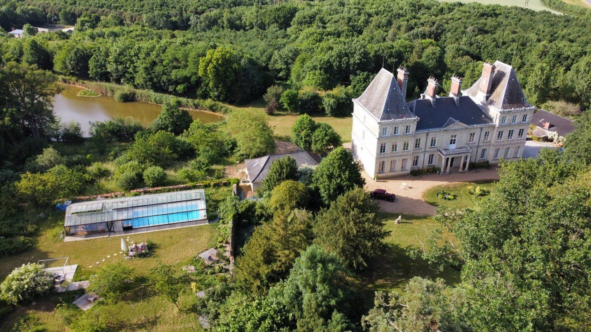 Vue aérienne du domaine du Château l'Escale et de son parc à Vair-sur-Loire