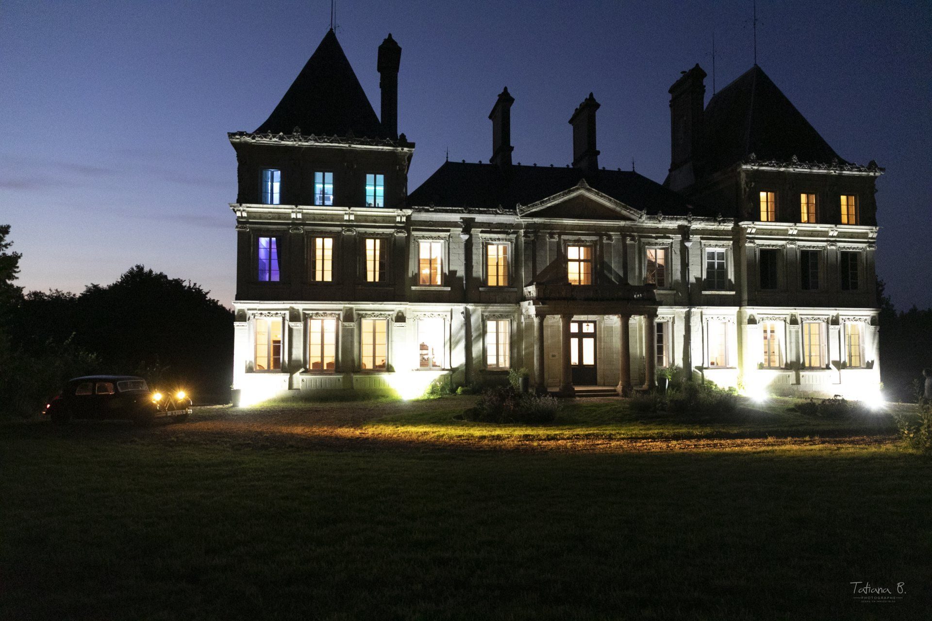Le Château l'Escale illuminé à la tombée de la nuit, Vair-sur-Loire