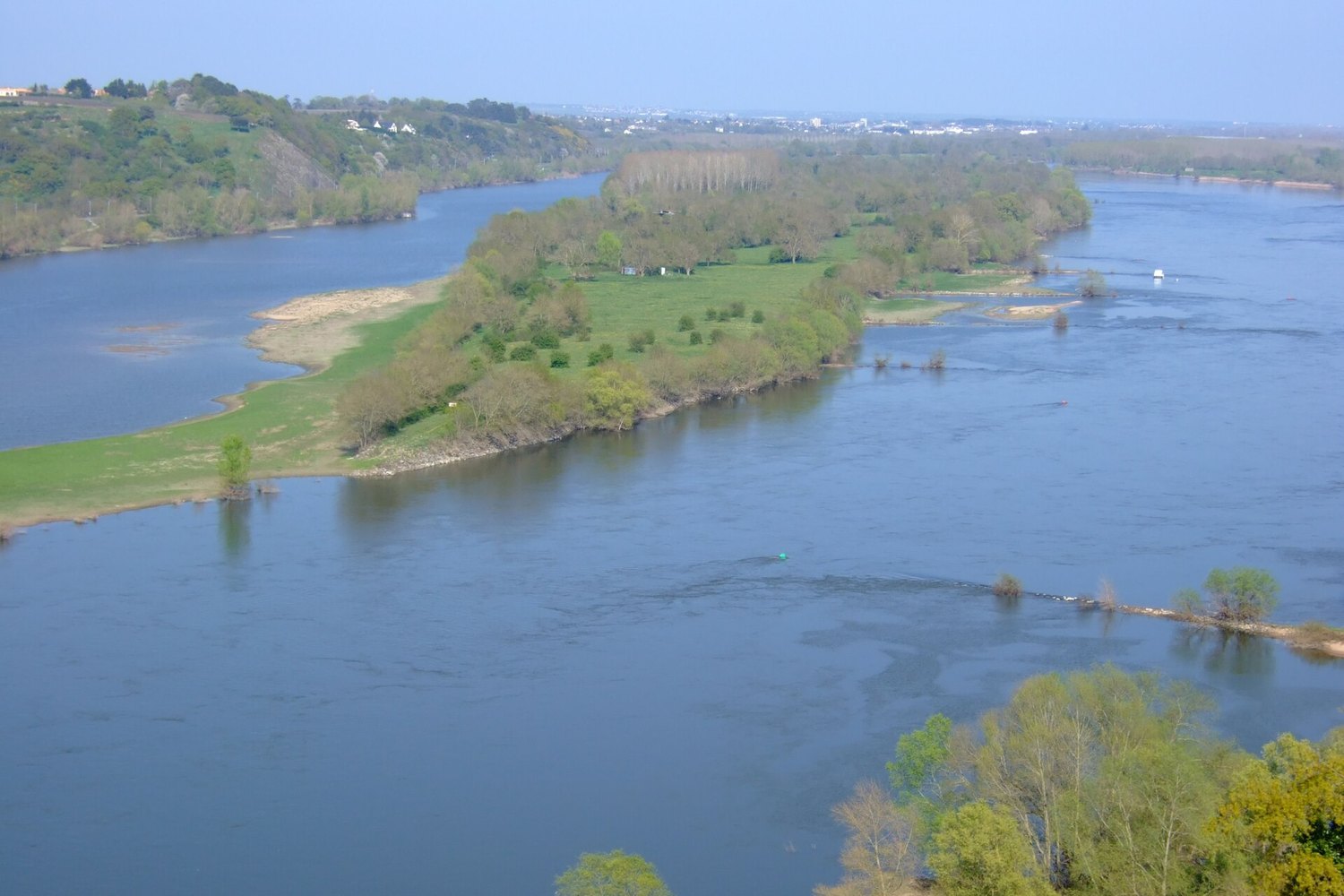 La pelouse du Château l'Escale à Vair-sur-Loire, à parcourir à pied