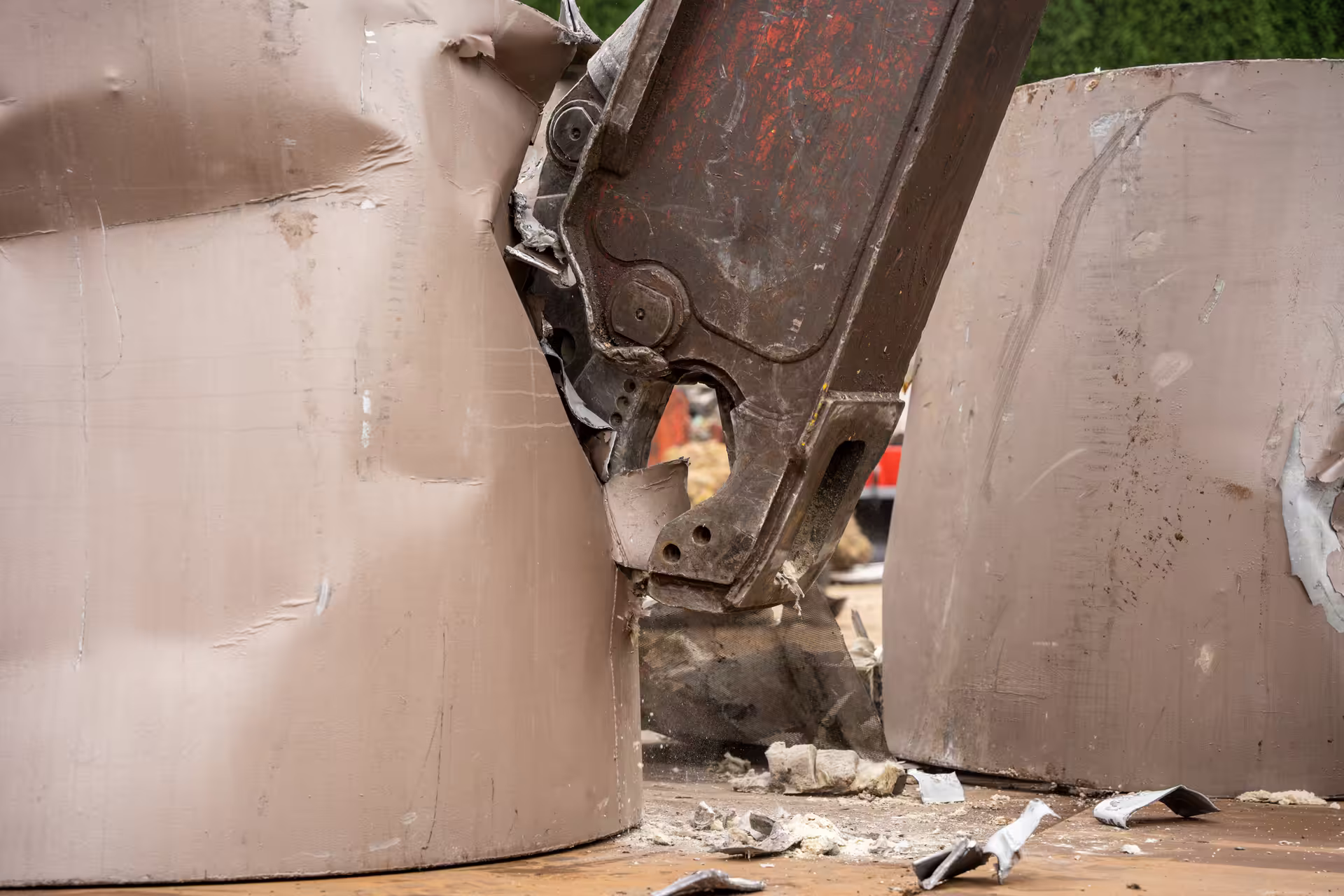 Close-up van een kraanschaar die een metalen tank openknipt