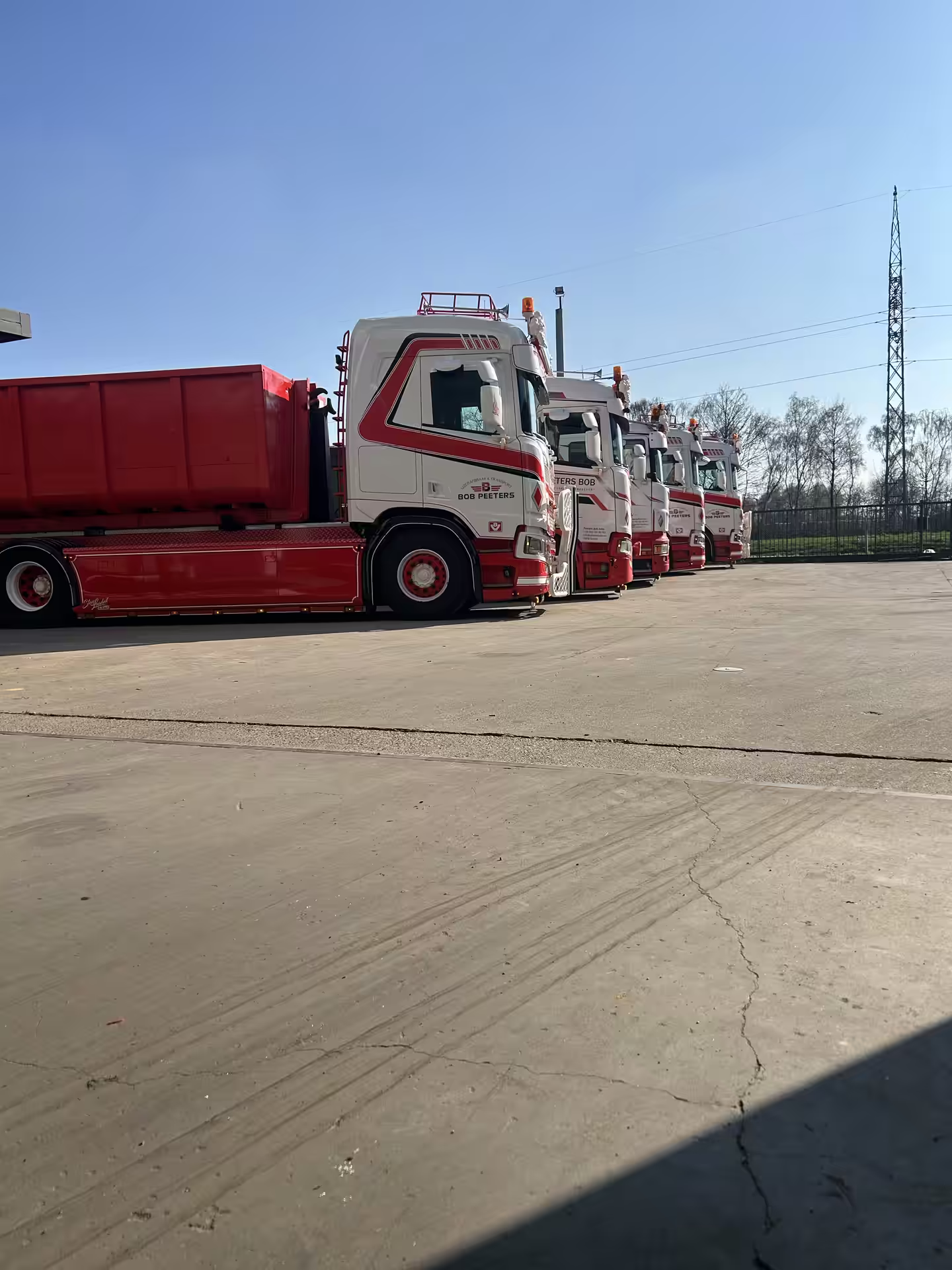 Rij Scania-vrachtwagens van Bob Peeters naast elkaar op de parking