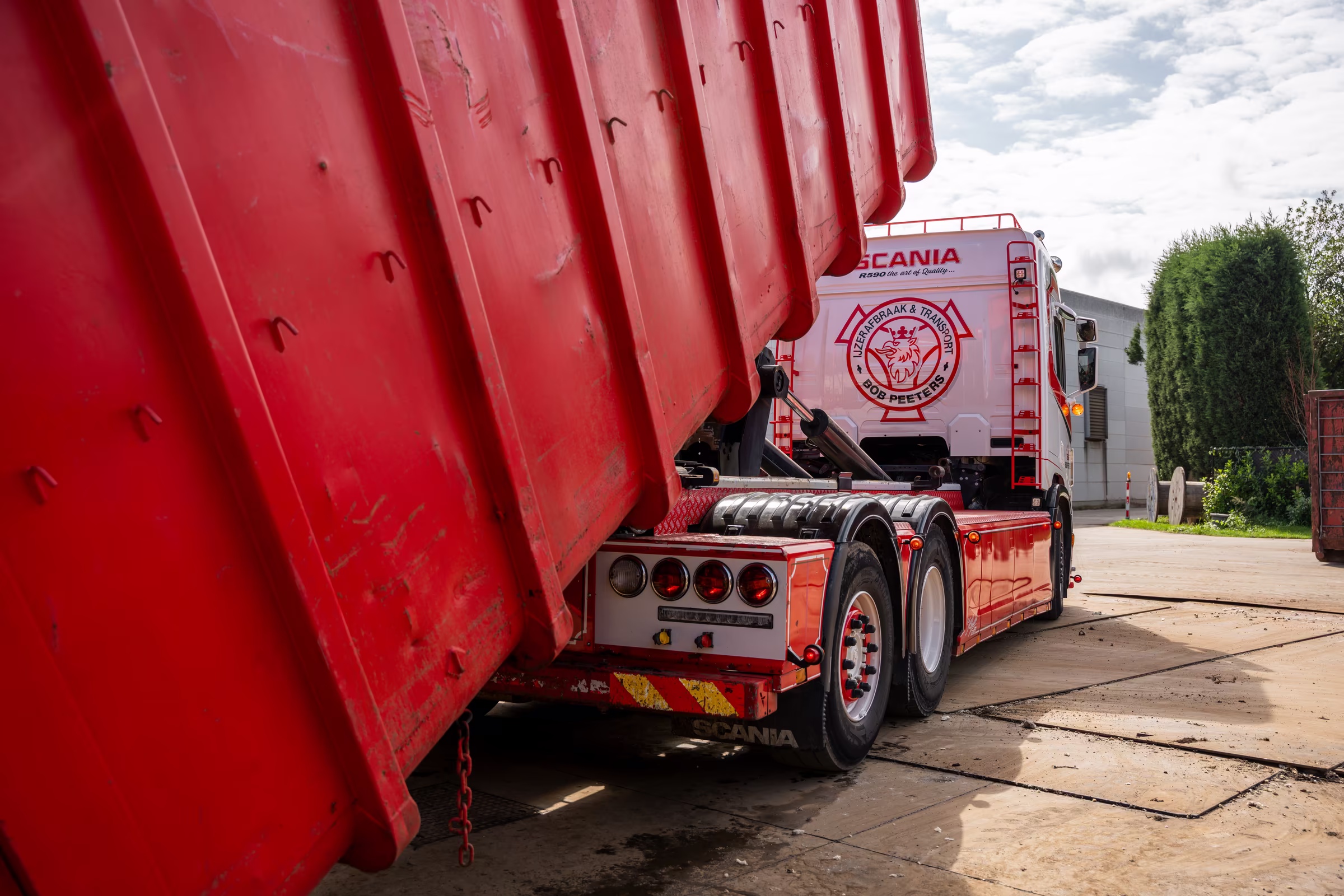 Afzetcontainer wordt gekanteld op een Scania-containerwagen van Bob Peeters