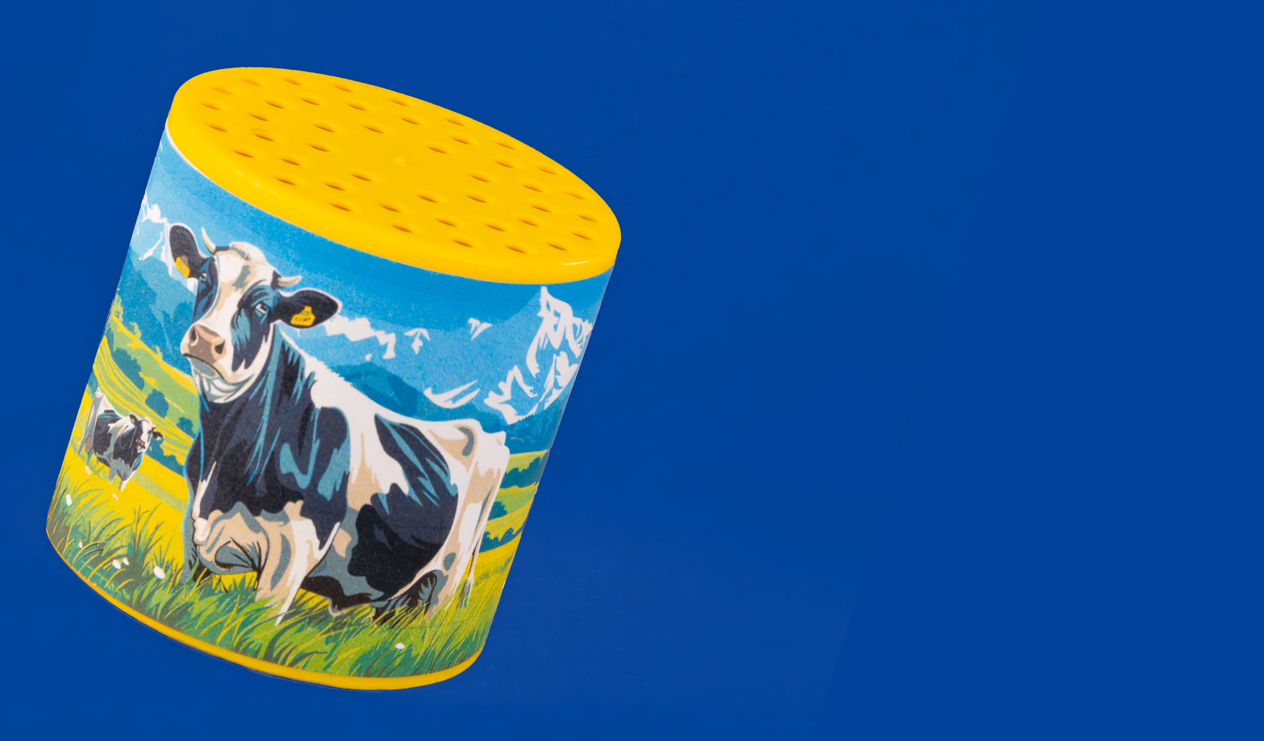 Boîte à meuh illustrée d’une vache dans un pâturage, visuel 2026 de la Nuit des Musées en Gruyère