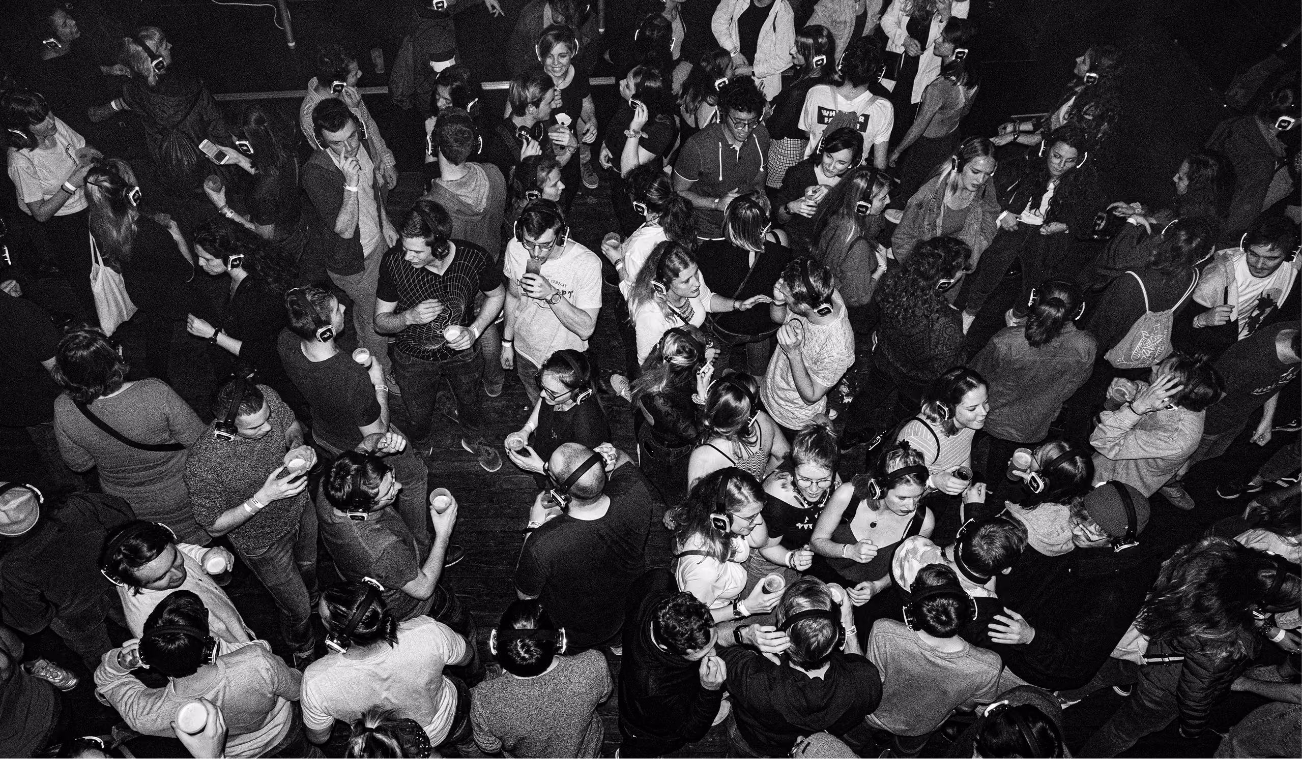 Public de la Silent Party vu du dessus, en noir et blanc