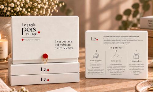 Three stacked white boxes from Le Petit Pois Rouge, a brand focused on 'narrative couture'; the front box reads 'Il y a des liens qui méritent d'être célébrés.' The top of the back box explains the concept of the product: imagining, creating, and offering a unique gift that celebrates meaningful connections, with illustrations and French text outlining three steps: imagining memories, artisans creating unique objects, and gifting a meaningful present.