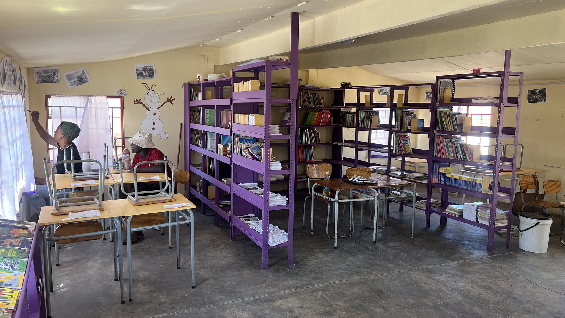Die letzten Wandmalereien in der Library werden fertiggestellt.