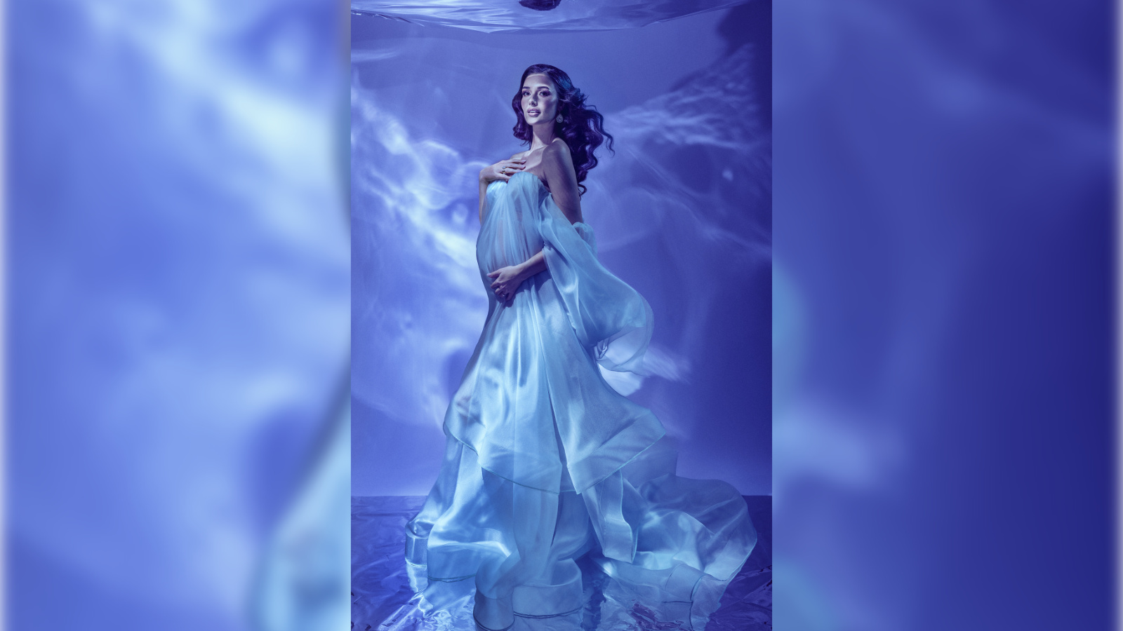 OPERA — ritratto fine art di gravidanza in abito di organza fluttuante su scena blu subacquea