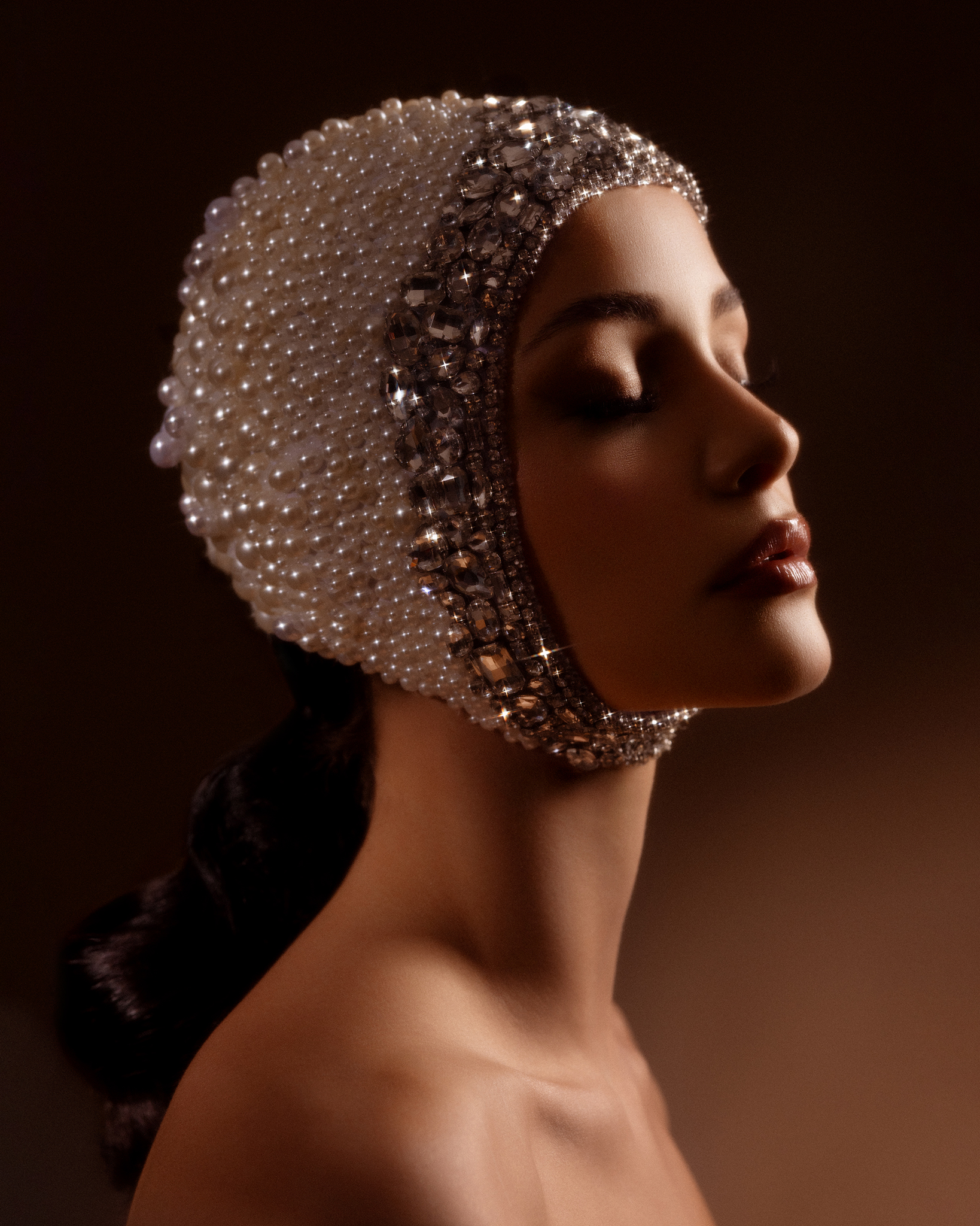 OPERA by Claudia Spaziani – servizio premaman esclusivo a Bologna: donna incinta in abito organza azzurra con luce subacquea e posa scultorea, produzione fine art con effetti speciali su misura