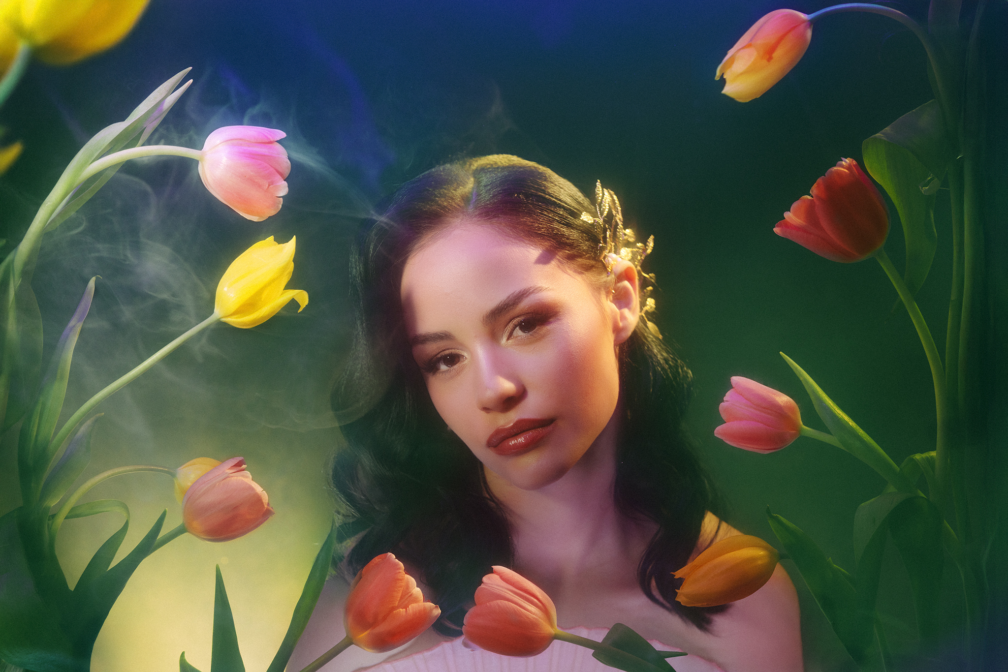 OPERA by Claudia Spaziani – produzione fotografica fine art di maternità a Bologna: donna incinta in abito verde smeraldo con corsetto sartoriale, set esclusivo con effetti speciali e luci cinematografiche