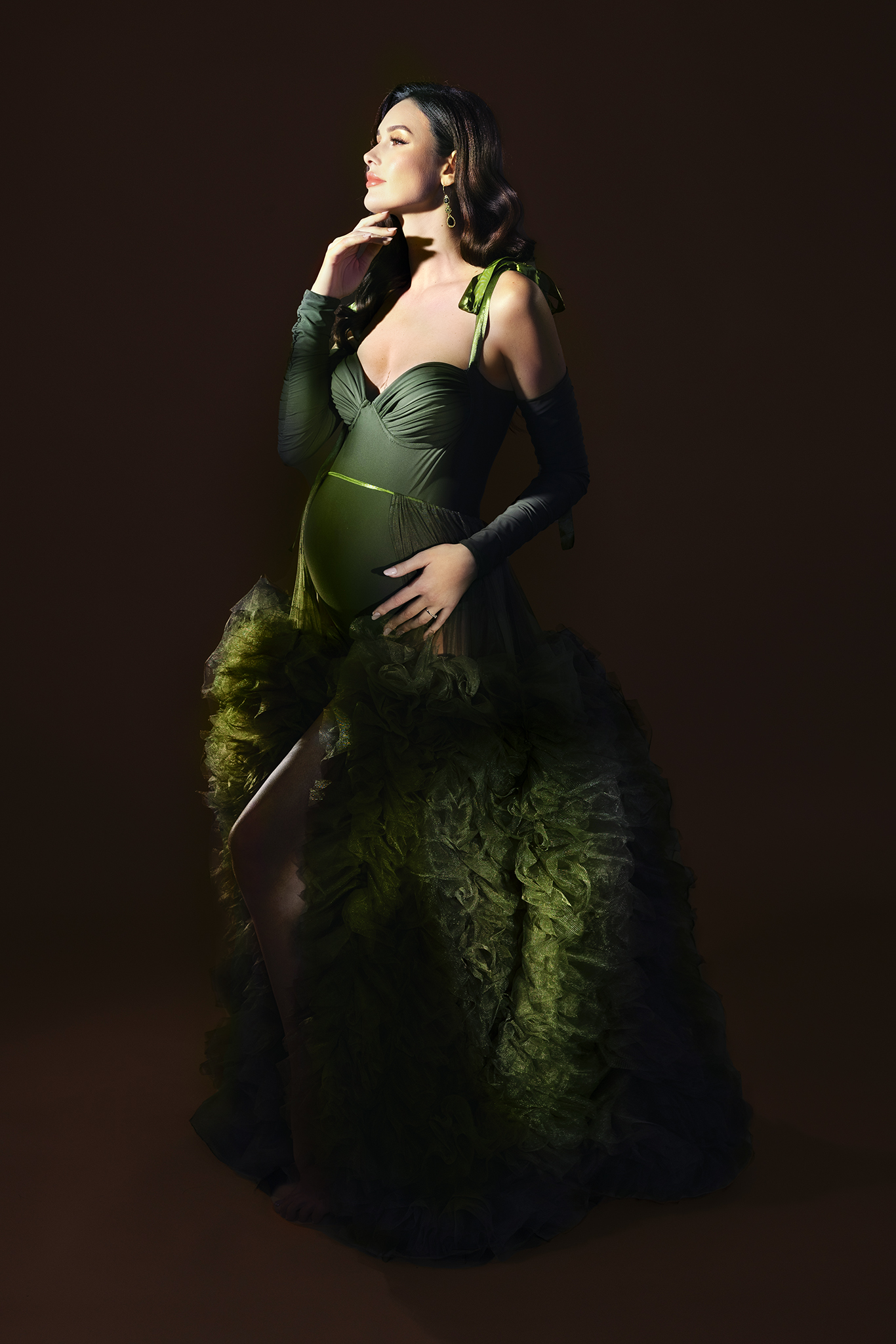 OPERA by Claudia Spaziani – ritratto premaman esclusivo a Bologna: abito verde smeraldo con gonna a balze in organza e guanti lunghi, set di produzione unico con costumi da palcoscenico su misura