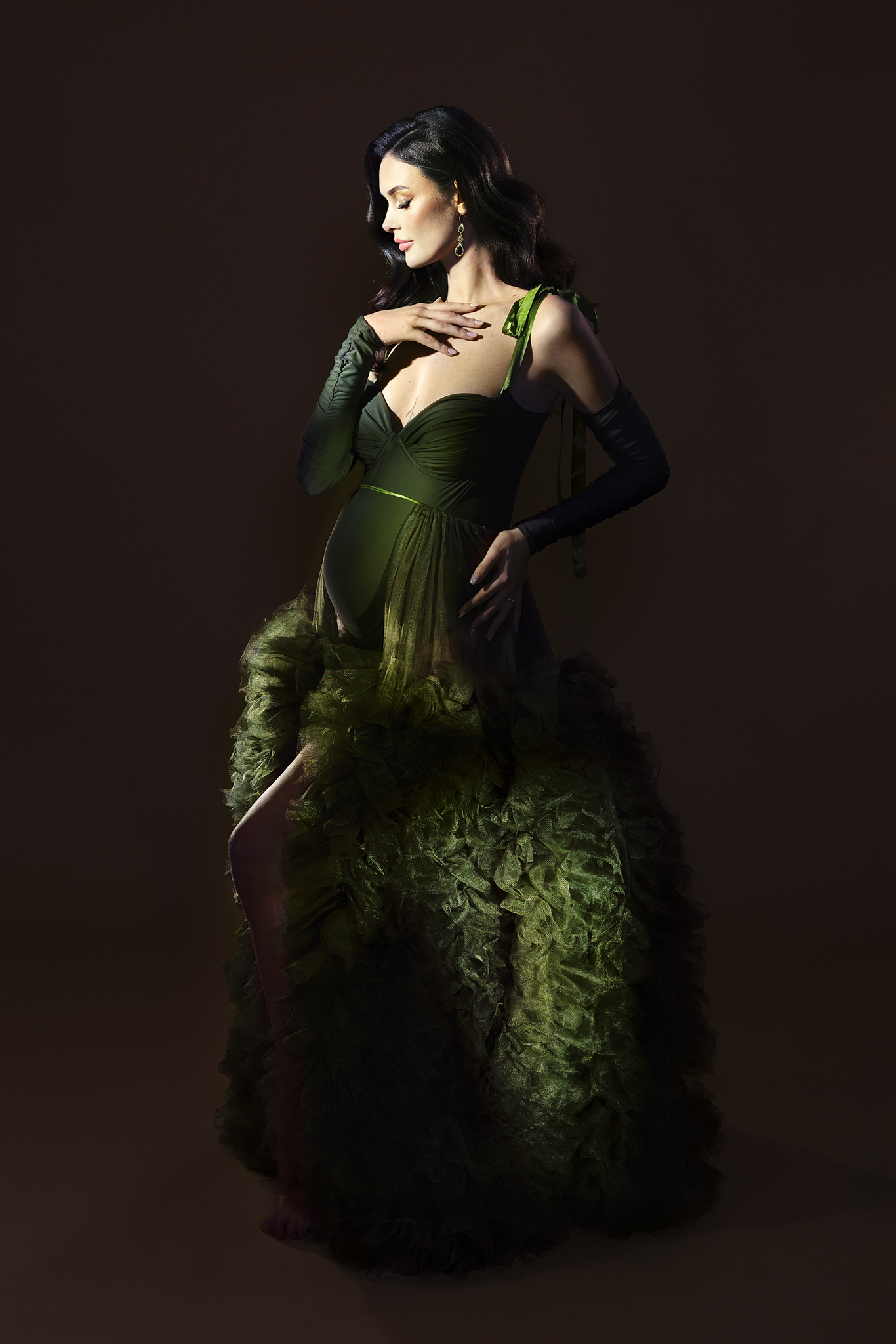 OPERA by Claudia Spaziani – fotografia di gravidanza irripetibile a Bologna: donna in abito verde con corpetto sartoriale e gonna in organza a balze, produzione fine art pensata e vissuta una volta sola