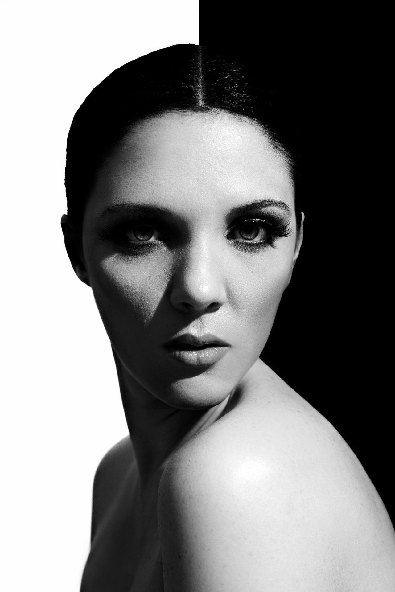 Ritratto beauty in bianco e nero di soprano con trucco intenso e capelli raccolti, fotografia fine art per book artistico di Claudia Spaziani a Bologna.