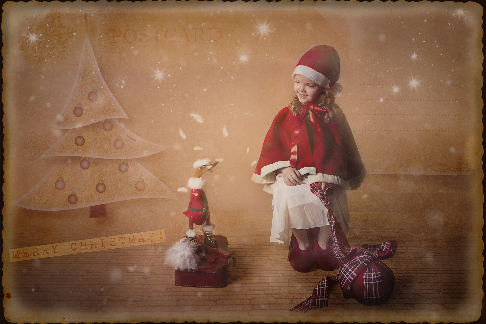 Bambino in abito da Babbo Natale che sorride accanto a una figura natalizia, ritratto in stile vintage da Claudia Spaziani a Bologna.
