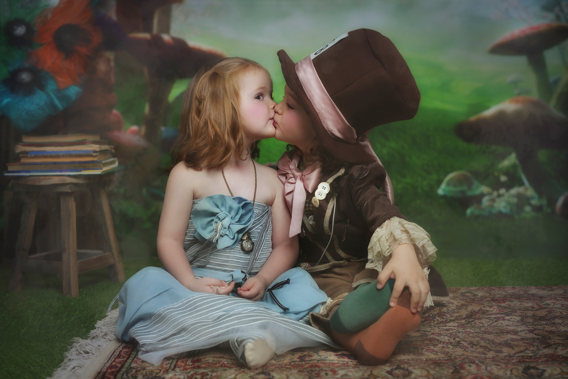 Bambini in costume fantasy seduti su tappeto decorativo, con sfondo fiabesco e atmosfera da racconto.