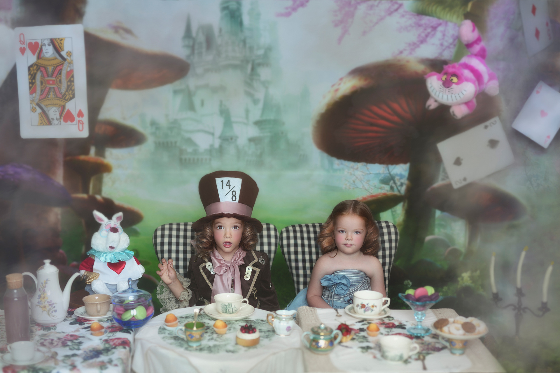 Bambini in costume da Cappellaio Matto e Alice durante un tea party fiabesco nello studio fotografico di Claudia Spaziani a Bologna.