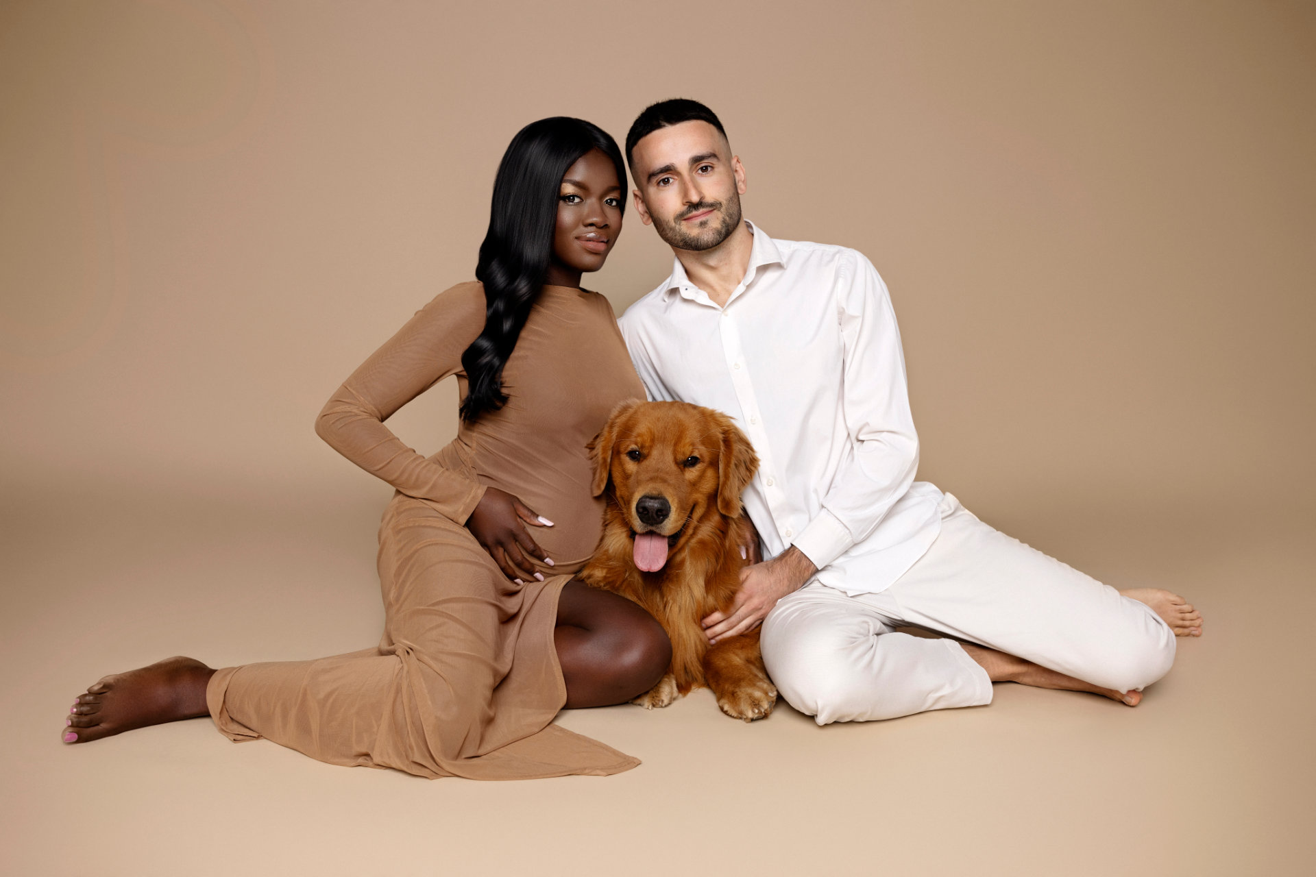 Servizio fotografico maternità in stile casual a Bologna con Claudia Spaziani: coppia in jeans e golden retriever, atmosfera rilassata.
