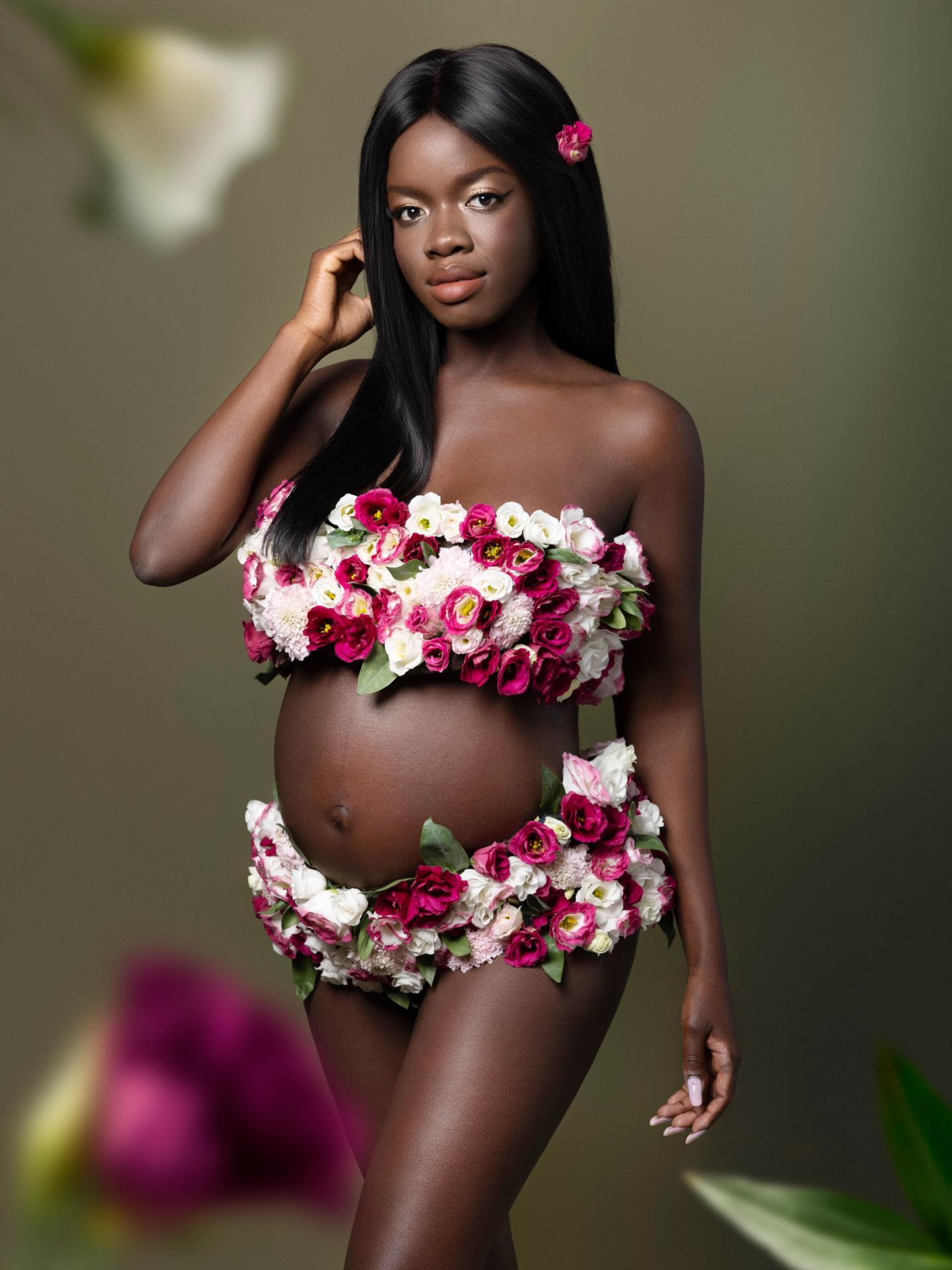 Foto maternità floreale realizzata da Claudia Spaziani a Bologna: abito composto da fiori freschi, stile botanico e artistico.