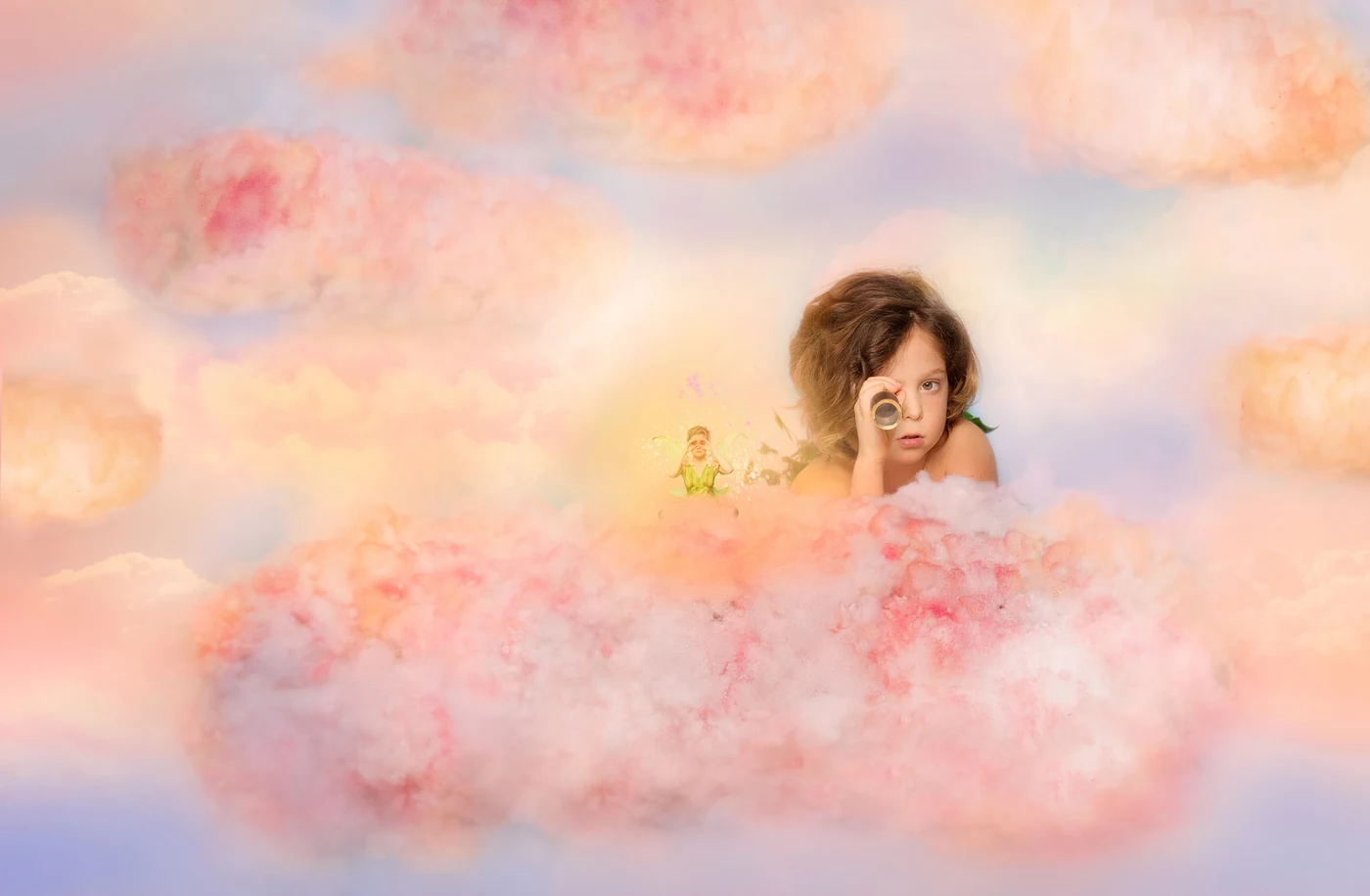Bambino disteso su nuvola rosa con cannocchiale accanto a una figura fatata con ali, cielo onirico — storytelling ispirato a Peter Pan, Bologna.