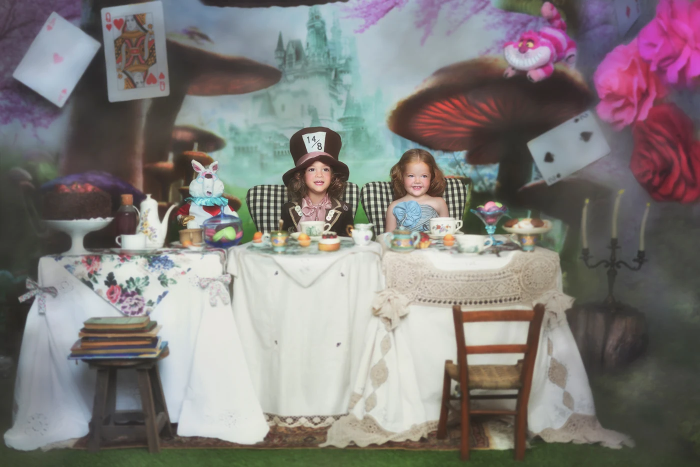 Tea party fiabesco con Alice, Cappellaio Matto, Coniglio Bianco e Gatto del Cheshire, storytelling a Bologna.