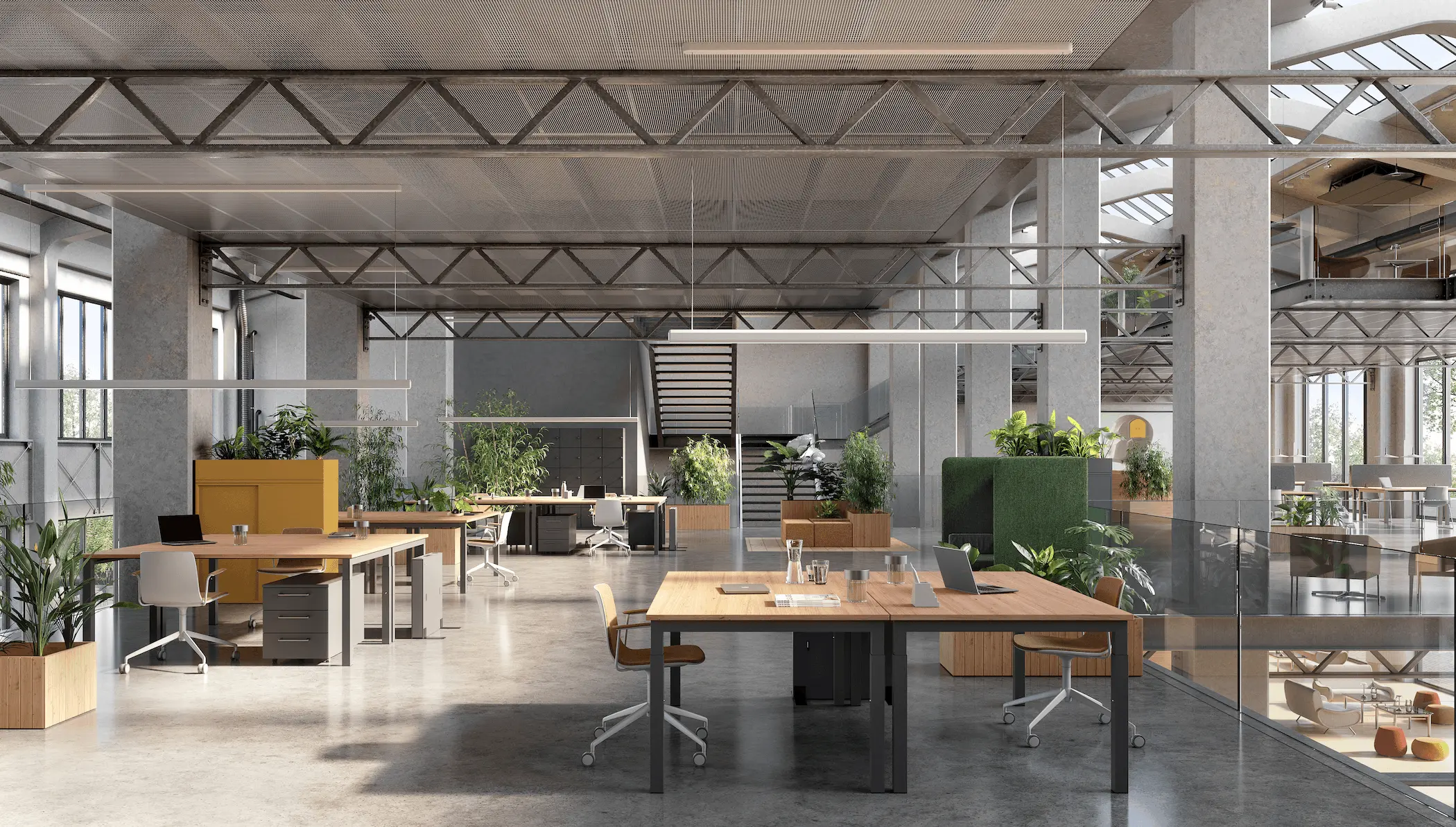 Modernes, offenes Büro mit Holztischen, ergonomischen Stühlen, großen Fenstern und vielen grünen Pflanzen in einem Industriegebäude mit sichtbaren Stahlträgern und grauem Betonestrichboden.