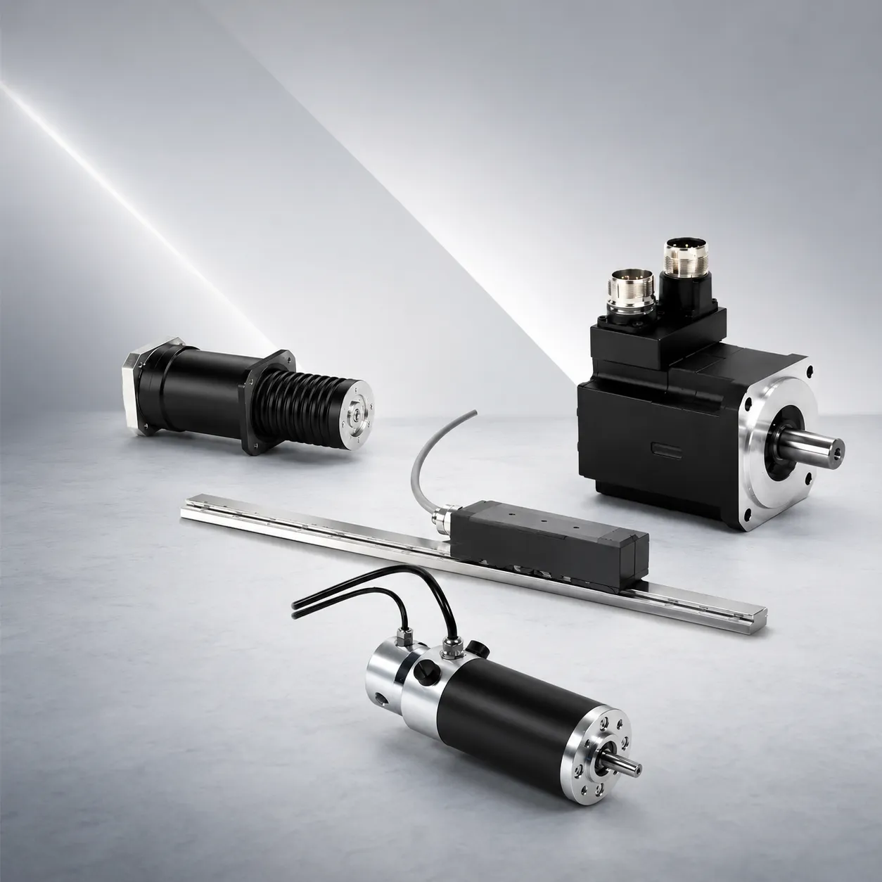 Vier verschiedene industrielle Elektromotoren und Antriebskomponenten auf hellem Untergrund von BOB Bobolowski GmbH.