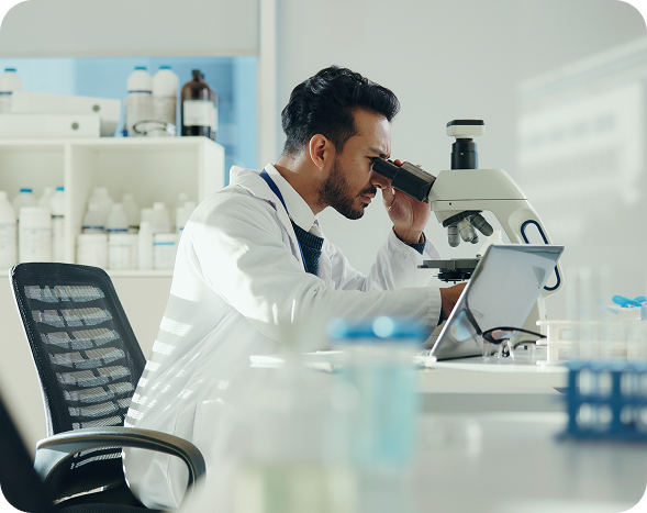 Investigador de FERTEM analizando muestras en microscopio dentro del laboratorio