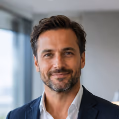 Eine Person vor verschwommenem Hintergrund