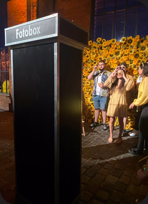 Feiernde Gäste vor der Flash-U Fotobox
