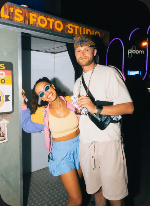 Freunde machen gemeinsam Fotos in der Flash-U Fotobox