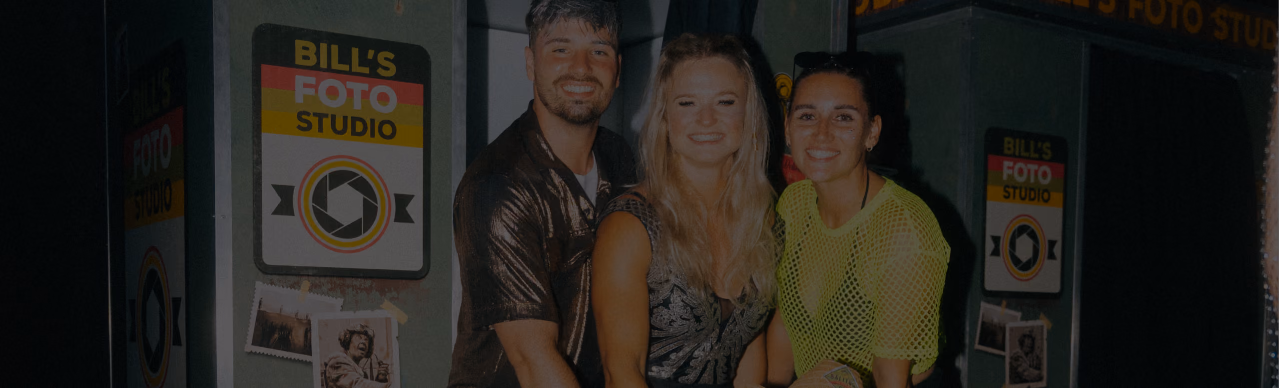 Gäste posieren gemeinsam vor der Flash-U Fotobox