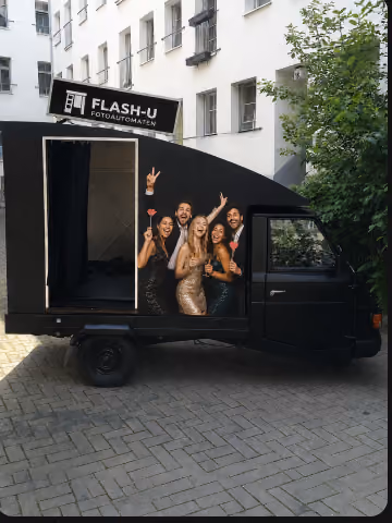 Gäste machen Fotos mit dem Flash-U Fotoautomaten