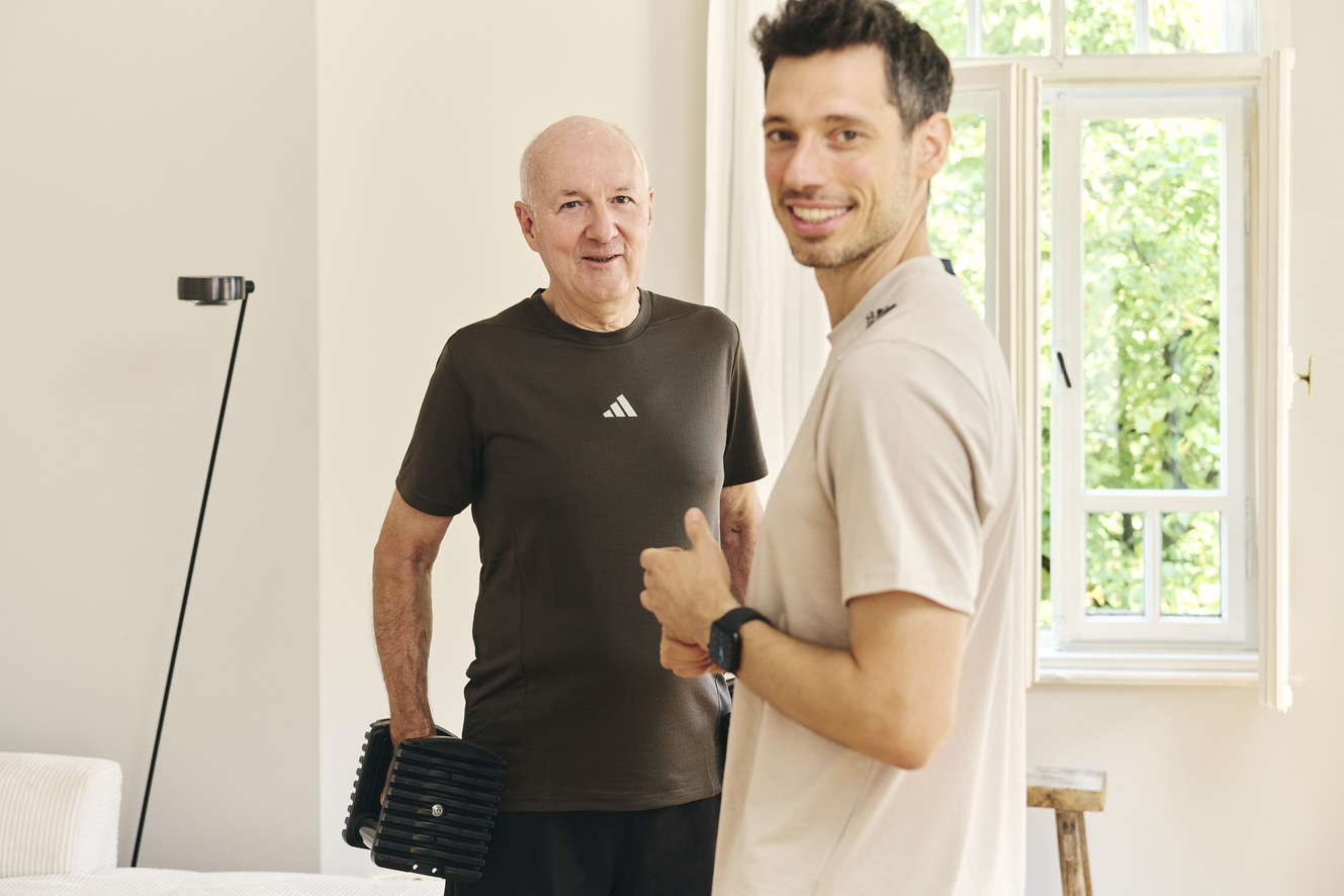 Freizeitsportler trainiert eine sportlich relevante Bewegung unter Anleitung von Lars Traxel.