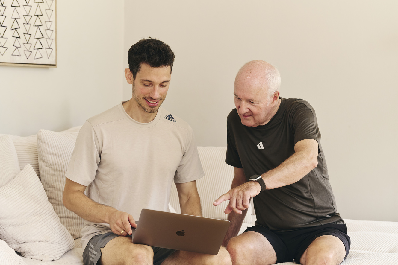 Persönliche Anleitung bei einer funktionellen Kraftübung für einen Freizeitsportler.