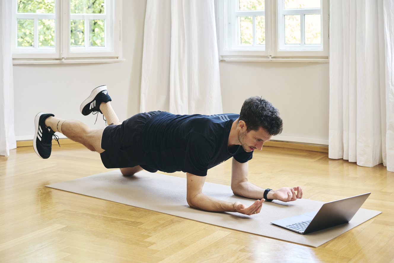 Lars Traxel demonstriert eine kontrollierte Rumpf- und Hüftübung im Athletiktraining.