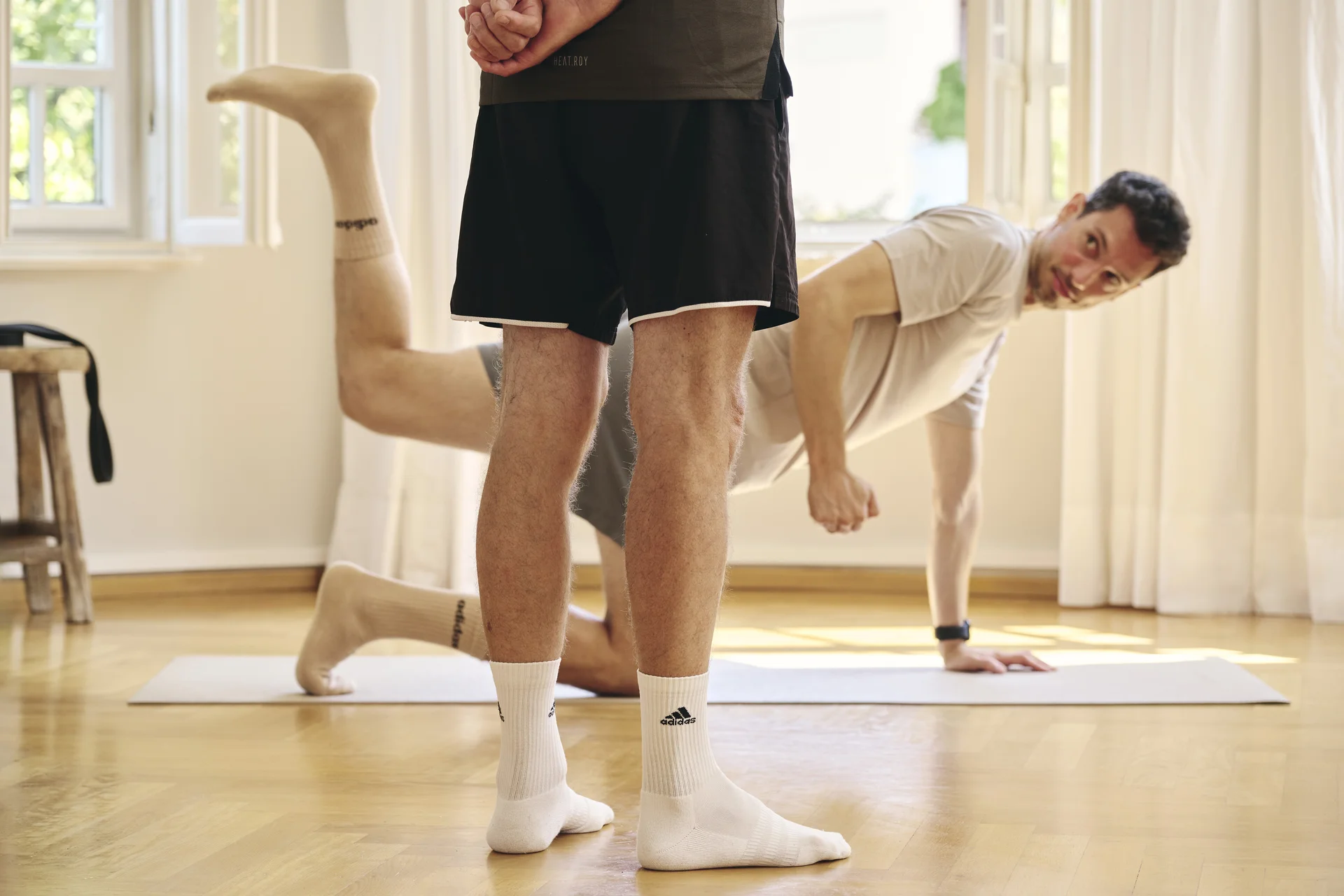 Personal Trainer Lars Traxel begleitet einen Kunden bei einer kontrollierten Rumpfübung während des Aufbautrainings.