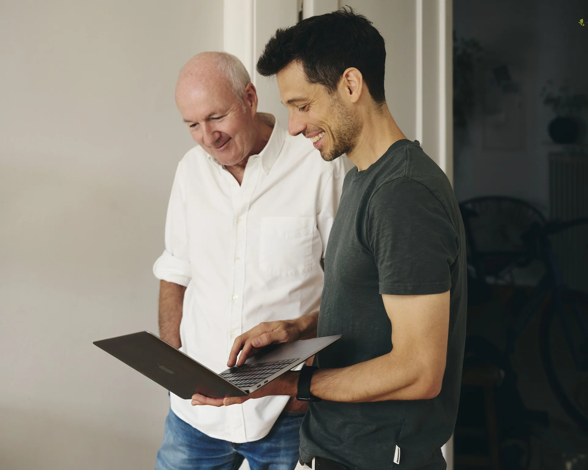 Lars Traxel bespricht mit einem berufstätigen Kunden die individuelle Trainingsplanung am Laptop in München.
