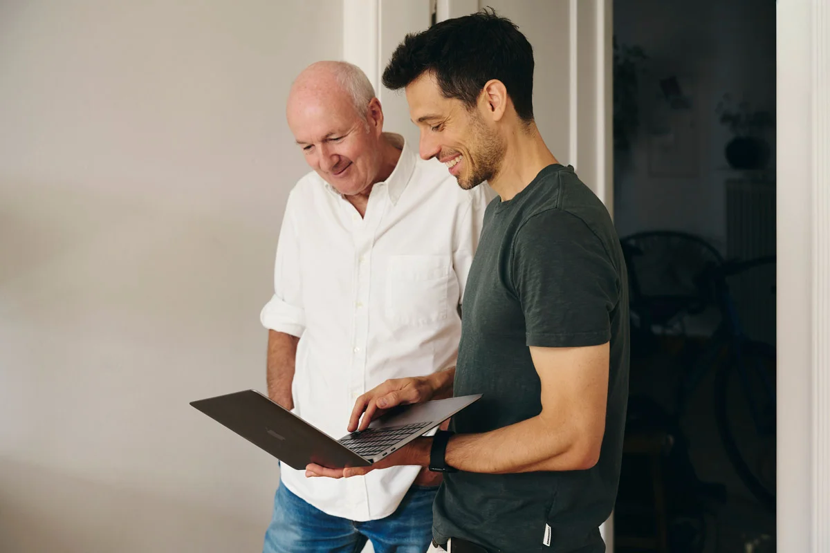 Lars Traxel bespricht mit einem Kunden Trainingsergebnisse am Laptop während einer persönlichen Betreuung in München.