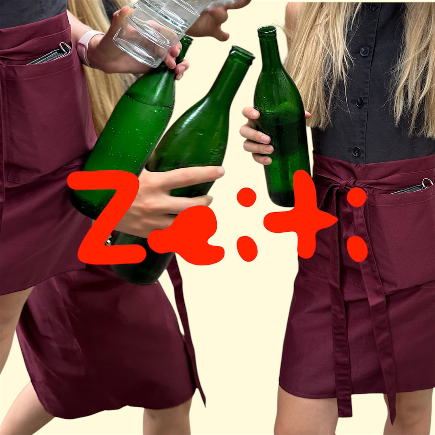 Zwei Mitarbeiterinnen in weinroten Schürzen mit grünen Flaschen und Gläsern, darüber der rote Zeitgeist-Schriftzug
