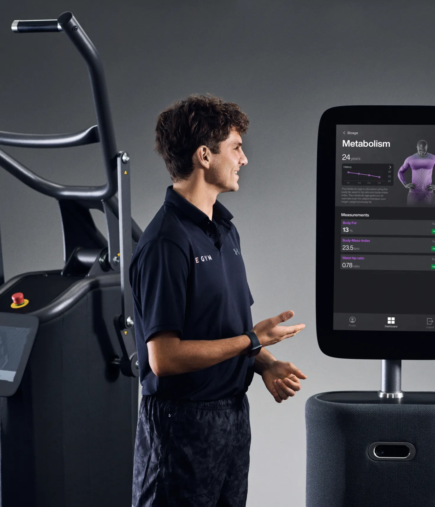 Vrouw op egym apparaat