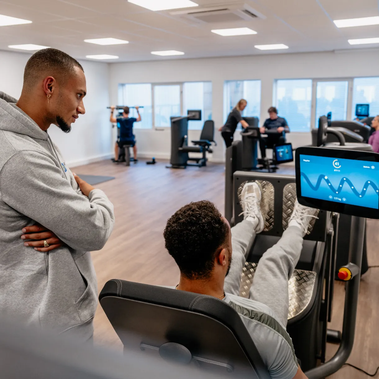 Een man op een EGYM toestel