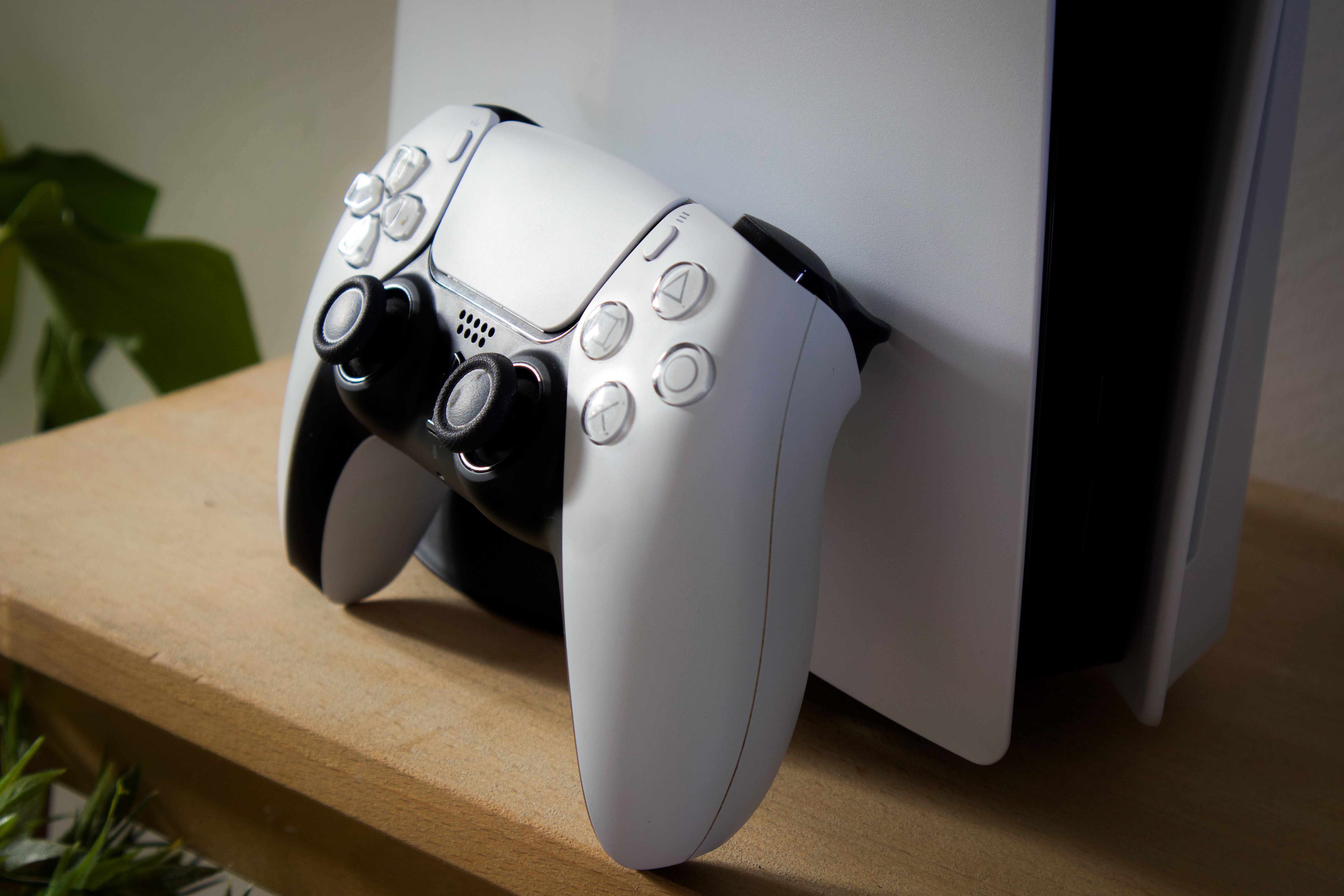 PS5 console and DualSense controller; not a QSSR output comparison.