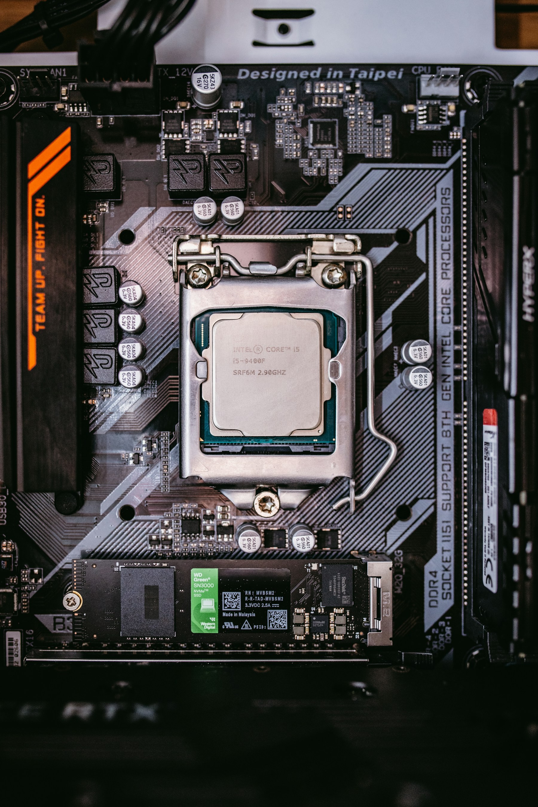 Processor and motherboard, illustrative image rather than an ASE PowerSiP implementation