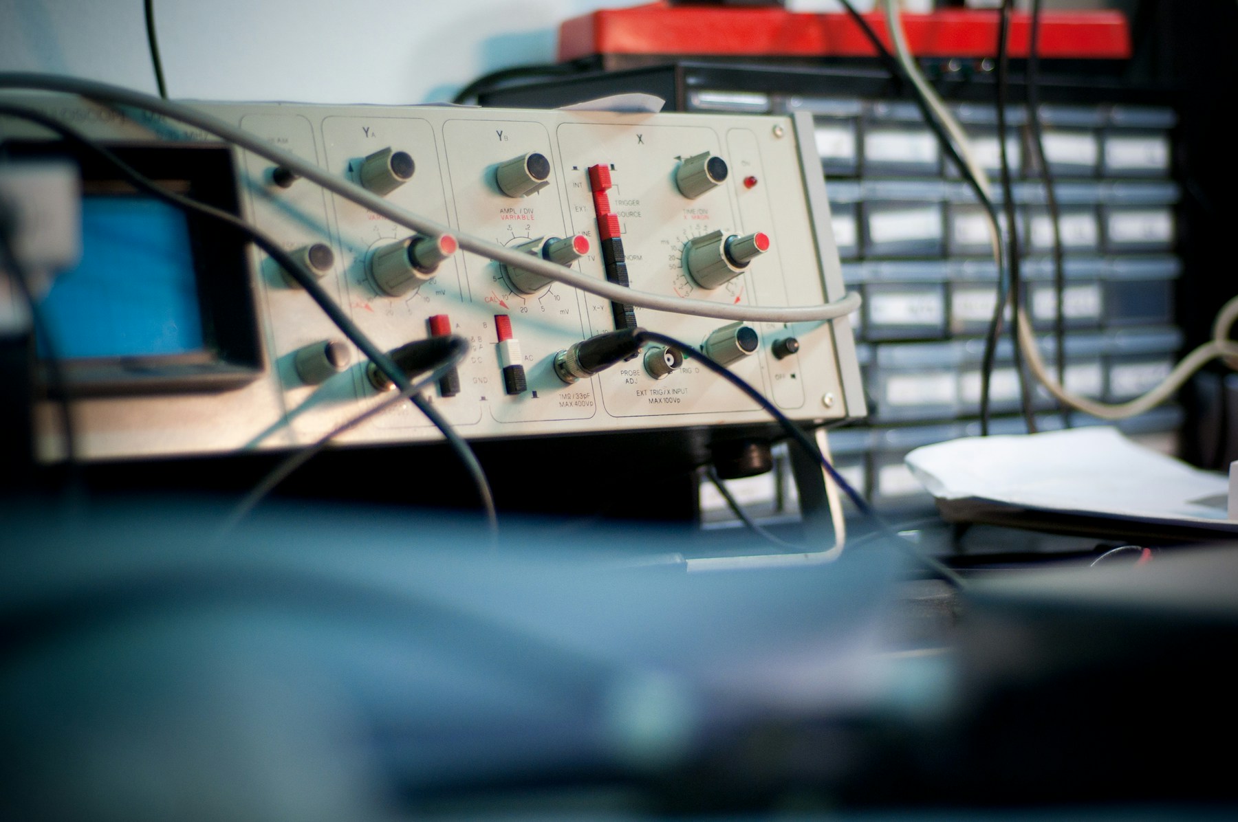 Illustrative oscilloscope photograph; not equipment identified as implementing TM-CSO