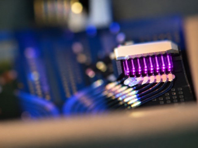 Photon Bridge external laser source prototype