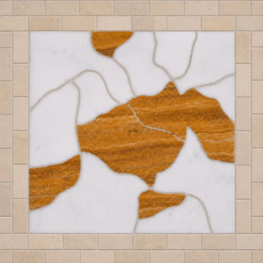 Mosaikk av marmor og travertin i brun og hvit, kantet med beige rektangulære fliser.