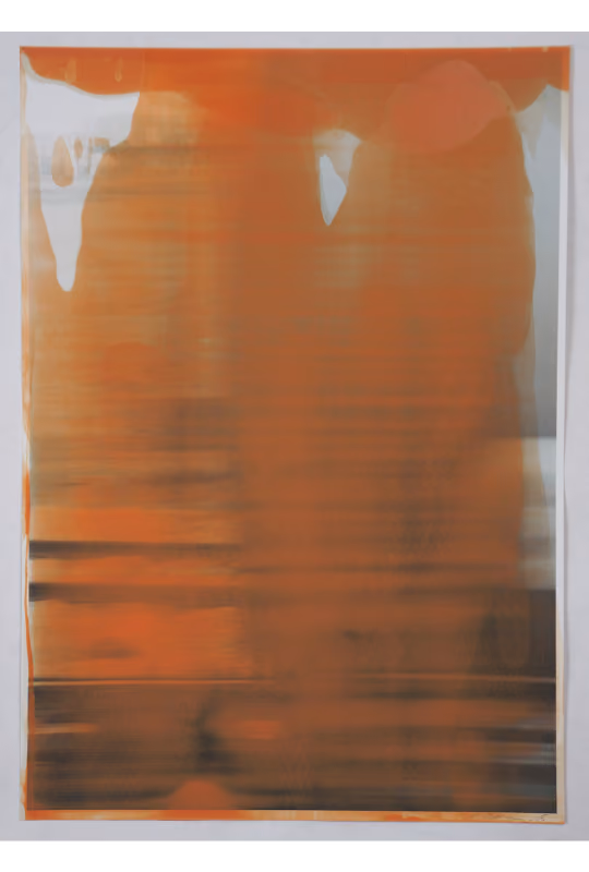 Abstrakt maleri med orange og brune horisontale striper og flytende hvite former øverst.