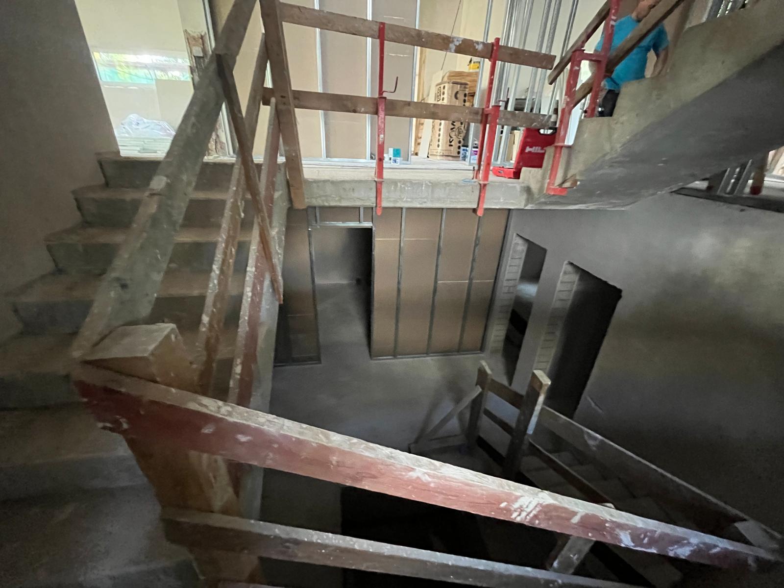 Vorher: Treppenhaus im Rohbauzustand